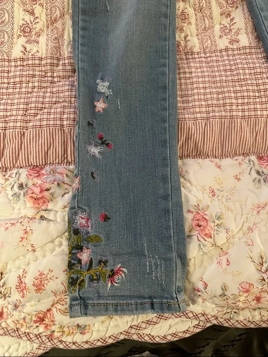 Embroidered Light Denim Skinny Jeans with Floral Detail - Picture 6 of 11